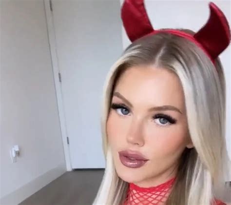 ScarlettKissesXO .